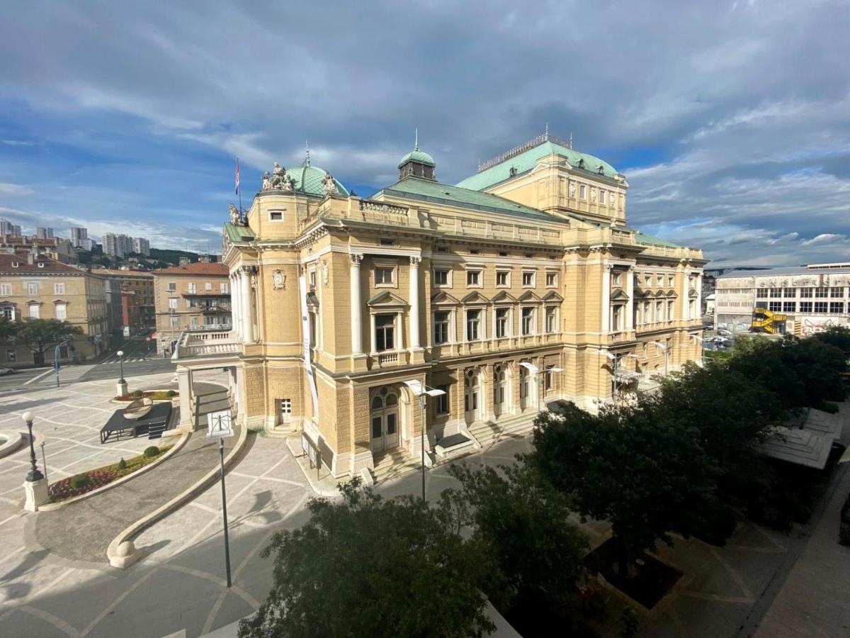 Plaza Teatro & Piazzale Teatro Apartment Rijeka Luaran gambar