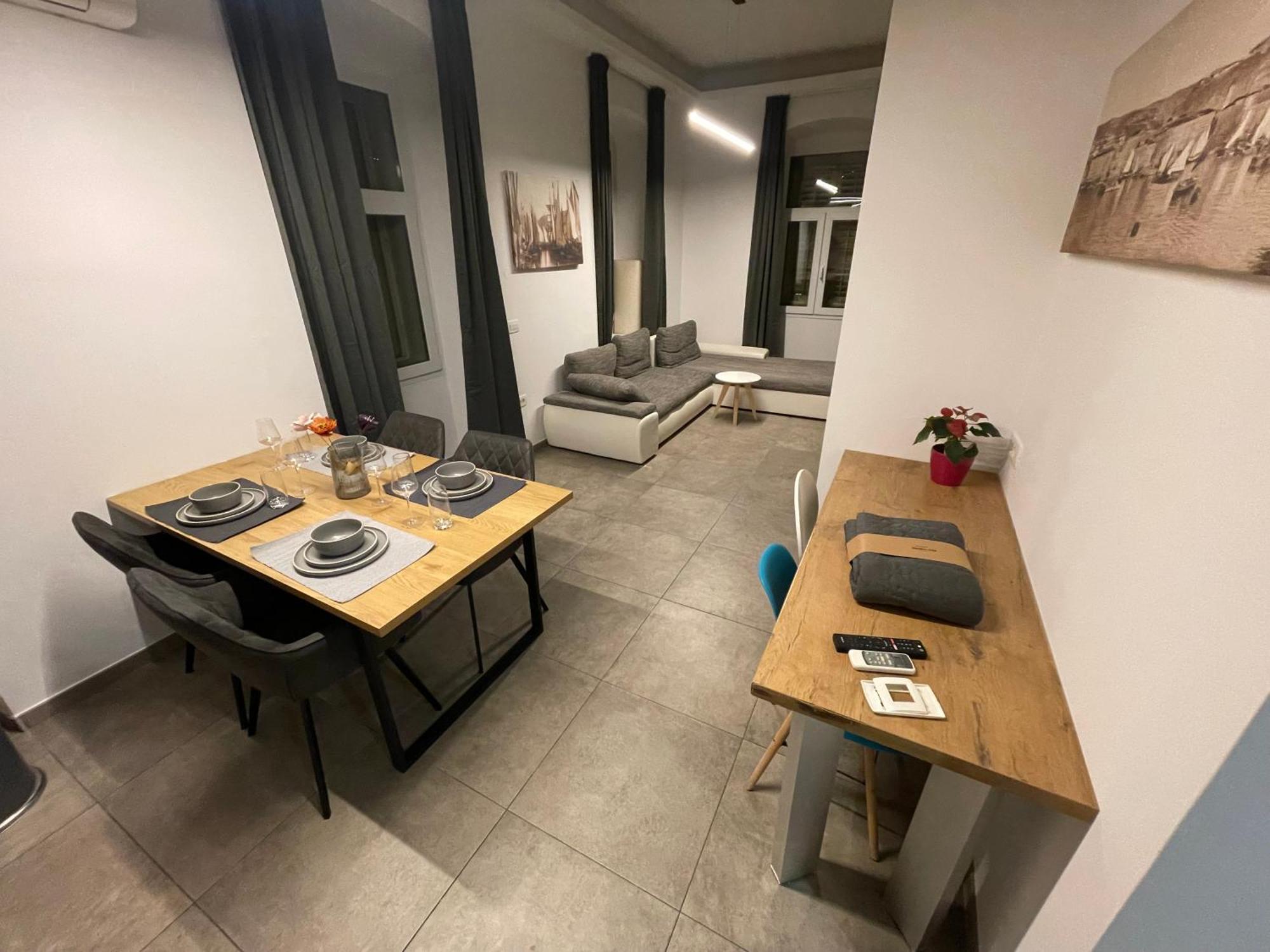 Plaza Teatro & Piazzale Teatro Apartment Rijeka Luaran gambar